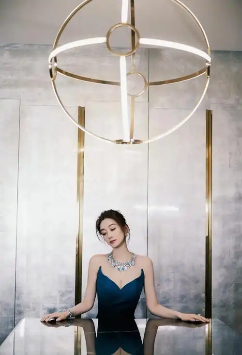 "国民女神"李小冉魔鬼身材,美得不可方物,太让人着迷了吧!