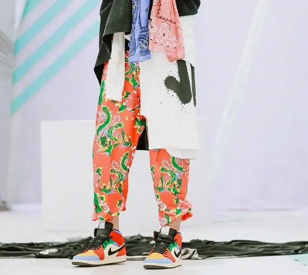 吴亦凡上脚 nike 普款 af1,想不到价格翻了3 倍!