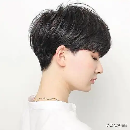 1,蓬松短发纹理烫,这款纹理烫以蓬松感为打造重点,立体感很强烈.