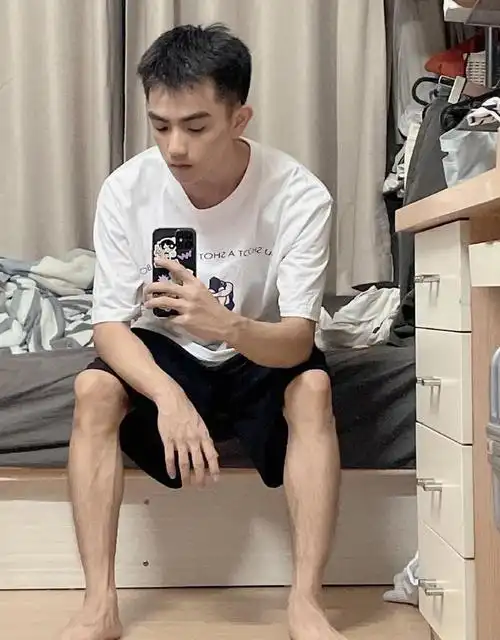 清秀阳光文艺小奶狗,有颜值的男生就喜欢自拍,一张俊脸让人着迷