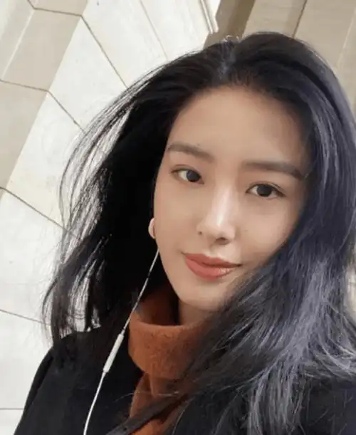 穿吊带背心炫出腹肌,一双长腿十分健壮_照片_娱乐_时尚