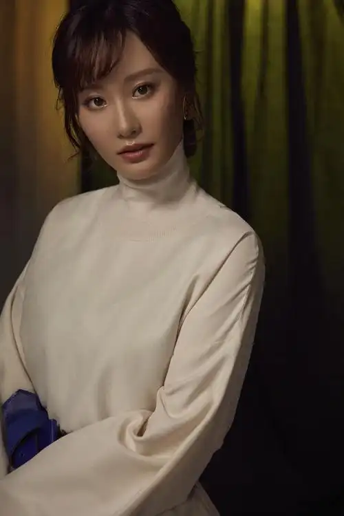 组图:张逗逗曝复古风质感写真 光影之间文艺范十足