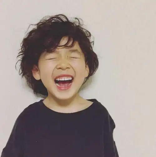 笑起来的时候简直帅到炸裂,让人看了也好想哈哈大笑!