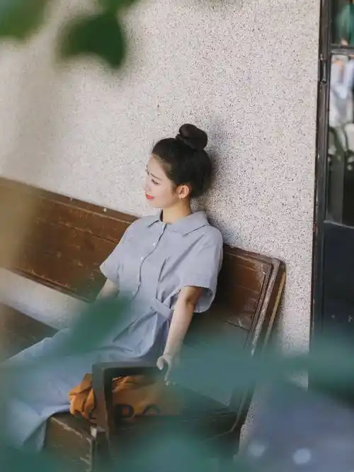 原创俏皮减龄装小姐姐高扎丸子头带着甜美的笑容美如初恋女友