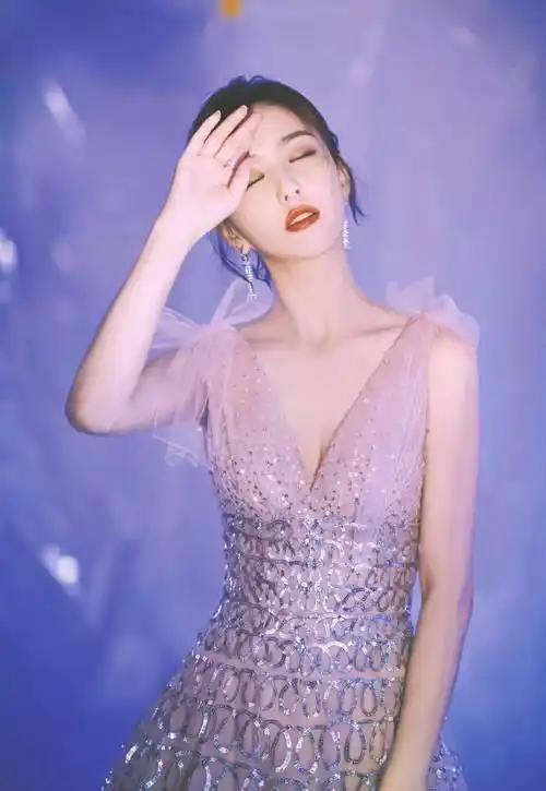 原创佟丽娅穿香槟色深v长裙蚂蚁腰瞩目既妩媚又清纯