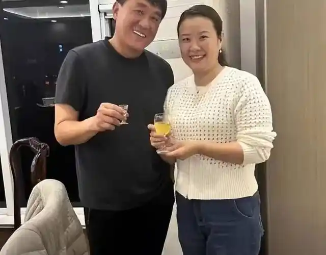 何冰:吃饭白捡一个媳妇,结婚后被拿捏26年,她到底有什么魅力?