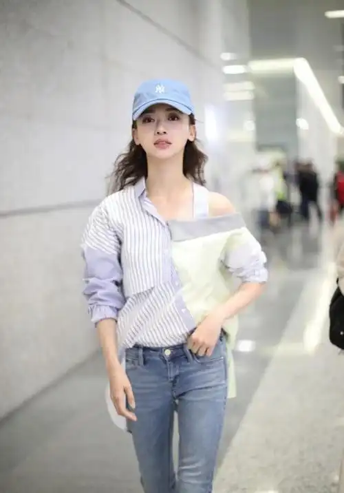 吴谨言的瘦小身材还挺适合露肩看着清新又俏皮挺显气质的