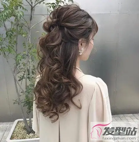 烫卷发怎么扎头发头发半扎造型更撩人