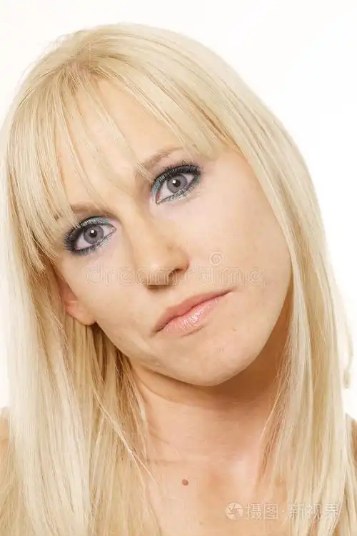 头歪的金发女郎照片-正版商用图片0irqo6-摄图新视界
