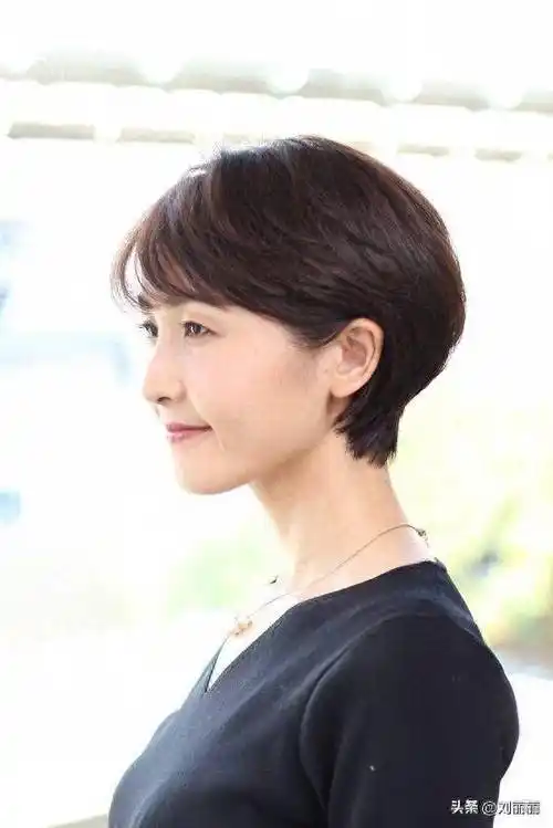 女人过了50岁,想换发型试试这几种,就算头发花白也很美_短发_女性