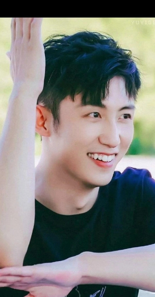 黄景瑜虎牙矫正了