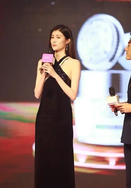 何穗的超模身材好撩人穿亮片挂脖裙气场十足看着好贵气