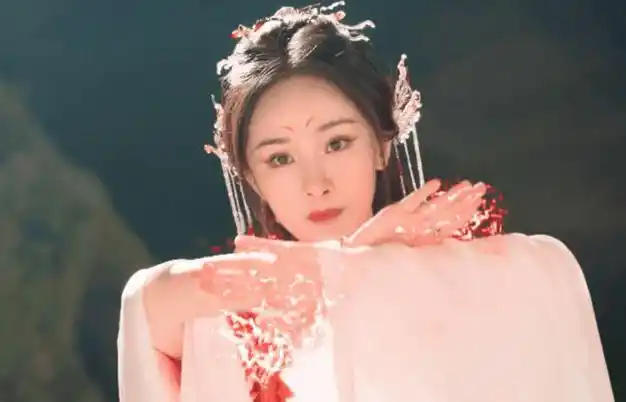 杨幂新剧造型大变脸!齐刘海被嘲太土了,对标《红高粱》力求突破