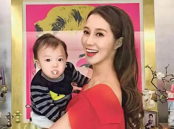 "千亿儿媳"徐子淇近照曝光!瘦后模样变化大,遭网友嘲像上班族