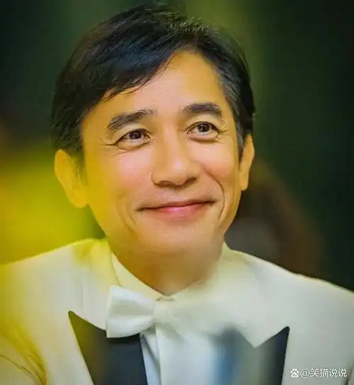 刘嘉玲晒与丈夫同框照,为粉丝签名笑容满面,梁朝伟微醺表情俏皮