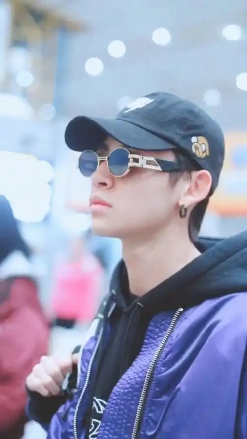 万年素颜的小鬼.