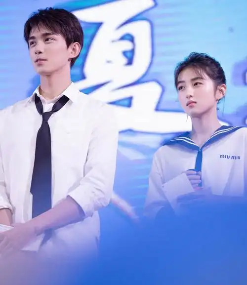 吴磊张子枫同框校服穿搭出席网友是幻想中校园情侣的样子