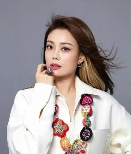 吴永恩家底厚却跟王子文喊穷?同容祖儿亲密互动,网友:太没分寸