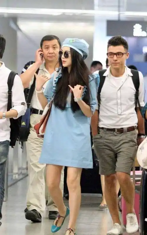 范冰冰把机场当成秀场穿蓝色连衣裙配贝雷帽满满的少女范