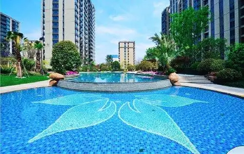 小区设有宝蓝色中央景观水池,可供参考