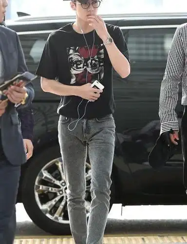 吴世勋简单时尚街拍网友却另有总结:这才是男神冷酷的法宝