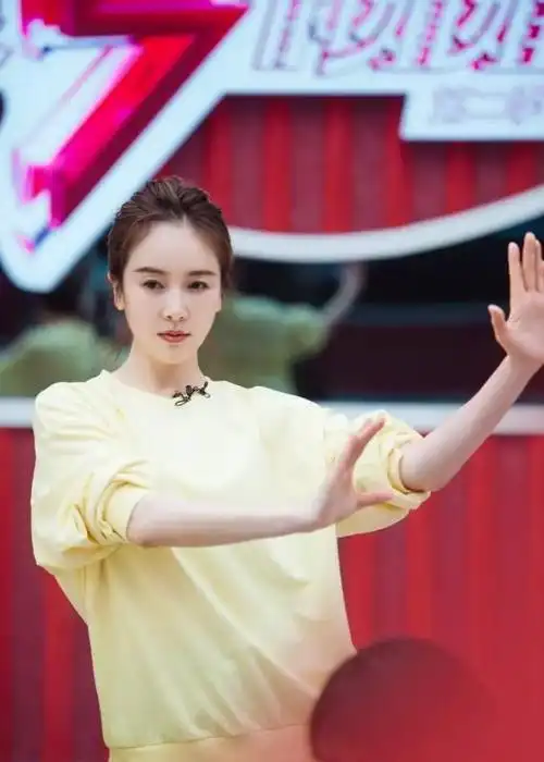 前不久,左小青又出现了,这次她参加了《乘风破浪的姐姐》,并故意塑造