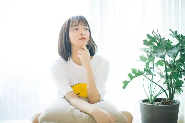 《法医秦明之幸存者》女主角余心恬曝短发写真自然灵气