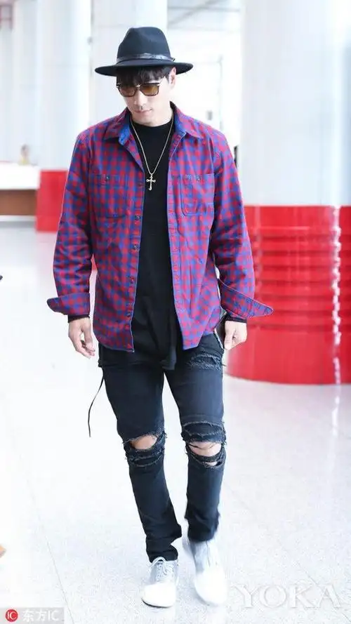 戴帽子遮阳凹造型