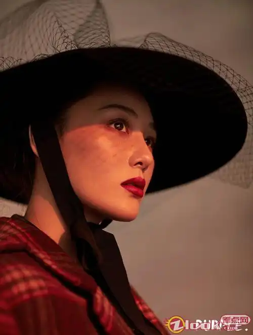 张馨予复古大片展双面魅力 时光淬炼摩登优雅