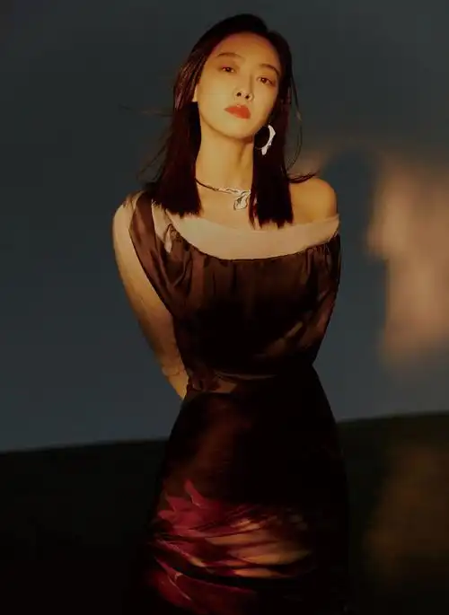 宋茜不愧是韩国女团出身穿紧身裙露出左肩性感撩人魅力值爆棚