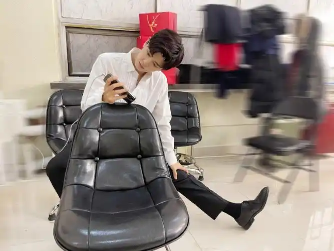 任嘉伦西装皮鞋黑袜