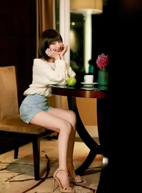 毛晓彤太瘦了这直角肩是真实存在的吗比精雕人像还显气质