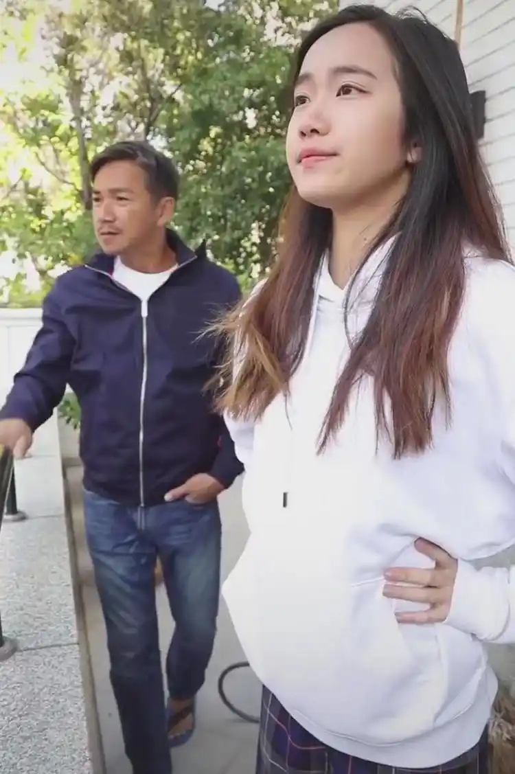 原创骆达华和17岁女儿拍短片,再现经典表情,女儿秀好身材更抢眼