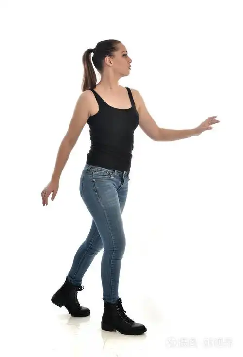 站立姿势, 侧面轮廓.在白色工作室背景下被隔离