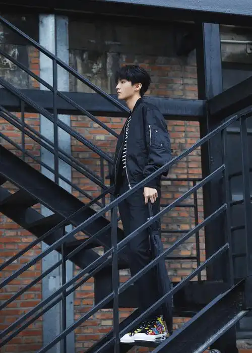 王俊凯最新写真释出 反派氛围感大片