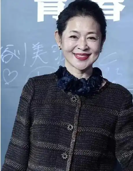 64岁倪萍亲身示范:人要胖,衣不花,发盘起,年过半百也优雅时尚