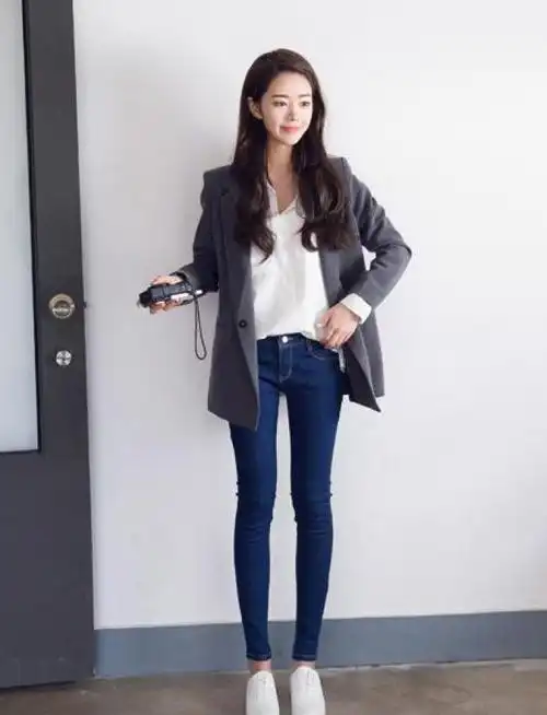白色衬衫 牛仔小脚裤 白色布鞋 灰色西装外套
