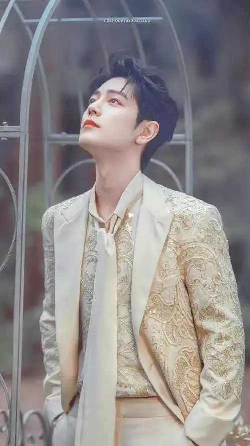 小王子069995#肖战es高定#| 壁纸#肖战差点绊倒自己