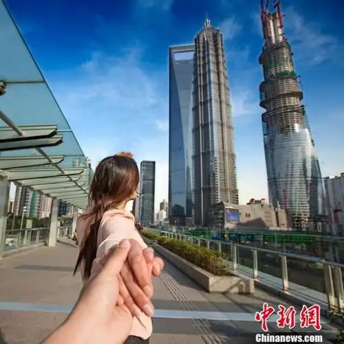 《followme》照片微博走红,主角是俄罗斯摄影师osmann和女友牵手走