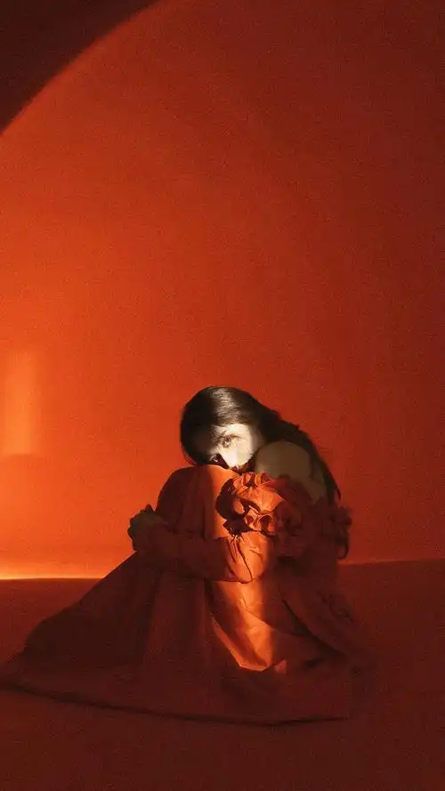 红裙混血美女张扬气质日系ins背景图-美女壁纸 - 壁纸之家