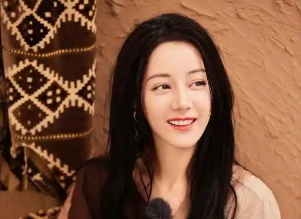 迪丽热巴的素颜之美:淡妆浓抹总相宜