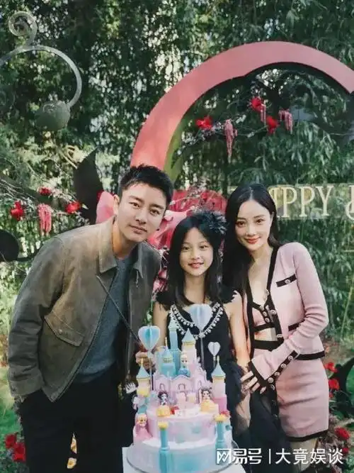 离婚后罕见合体贾乃亮甜馨庆生照曝光网友呼吁复婚