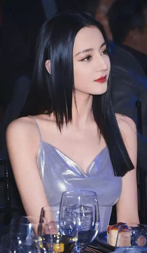 将迪丽热巴代入小说里风情万种的女明星,果真是摇曳生姿