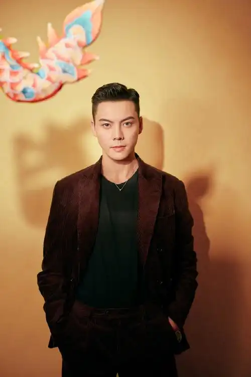 陈伟霆龙年春晚造型大片coco crush和j12相伴亮相的饱饱,非遗糖画