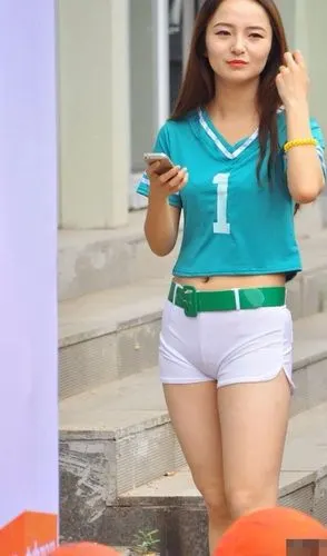 对于女人而言夏天可以很好的穿包臀裙,超短裙或者紧身短裤!