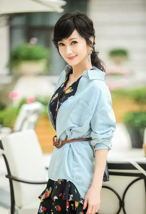 赵雅芝秋日惬意优雅写真