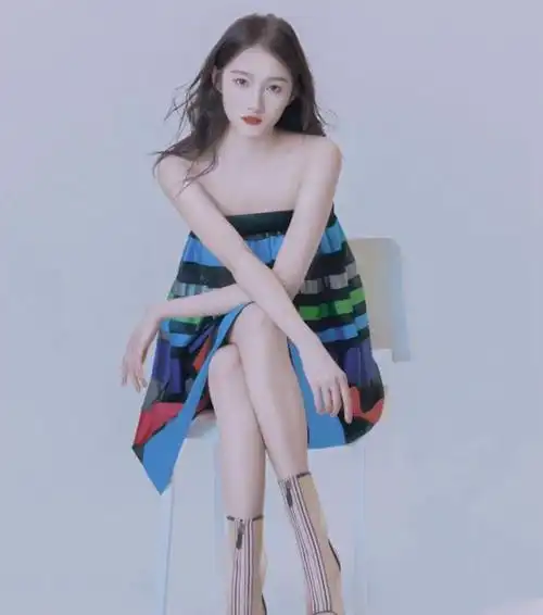 关晓彤摆拍,直接坐冰箱上,看到她的坐姿,一般人真没那劲儿_网易订阅