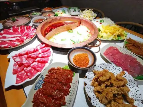 华清广场从成都火遍全国118元享门市价373元的小龙坎火锅34人餐