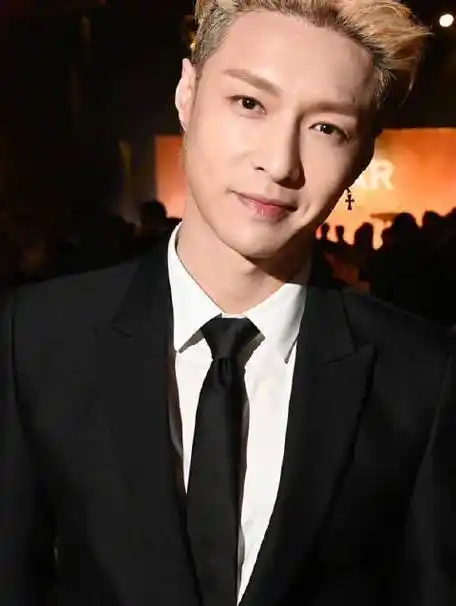 张艺兴外网红毯生图