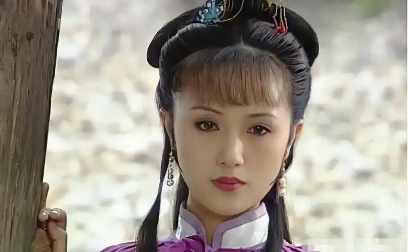 以前的古装剧,大部分都是化着很淡的淡妆的,朱媛媛虽然不施粉黛,但也